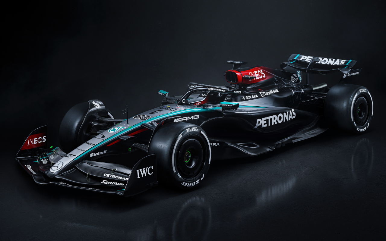 Дорогой гоночный автомобиль Mercedes-AMG F1 W15 E Performance 2024 года