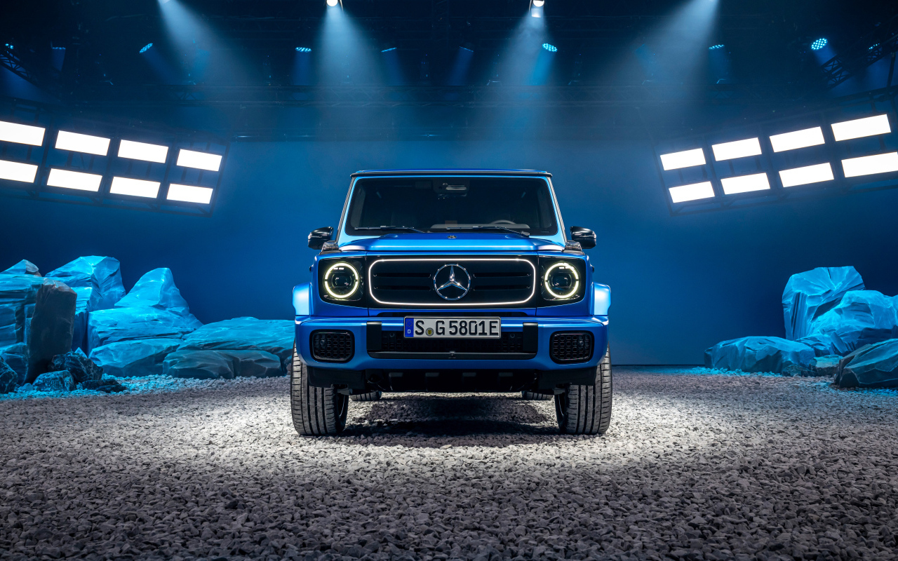 Вид спереди на автомобиль Mercedes-Benz G 580 With EQ Technology Edition One 2024 года