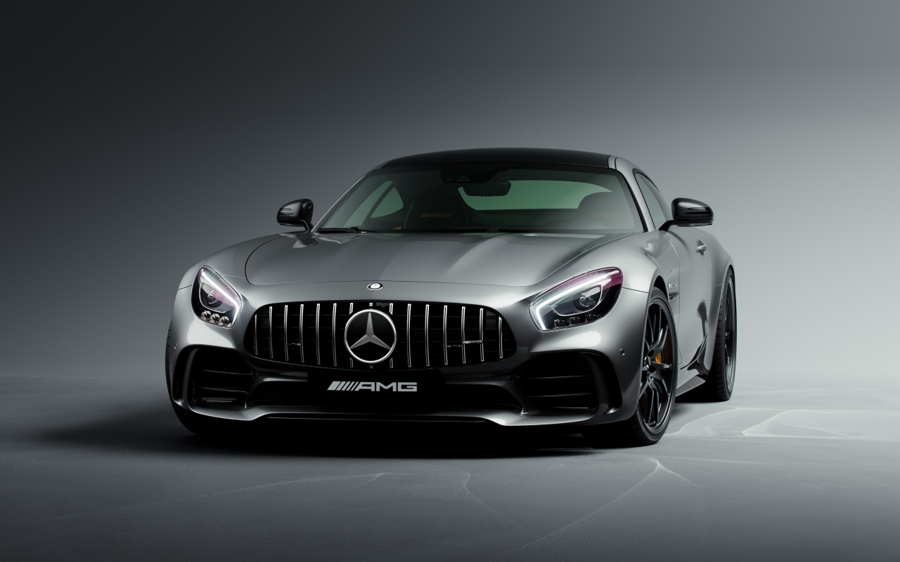 Вид спереди на автомобиль Mercedes-Benz AMG GT R