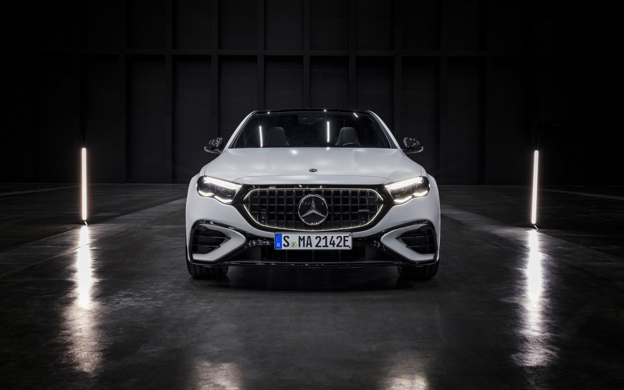 Автомобиль Mercedes-AMG E 53 HYBRID 4MATIC+ 2024 года вид спереди