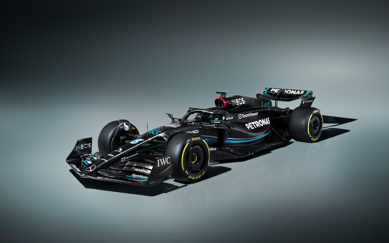 Гоночный автомобиль Mercedes-AMG F1 W14 E Performance  на сером фоне