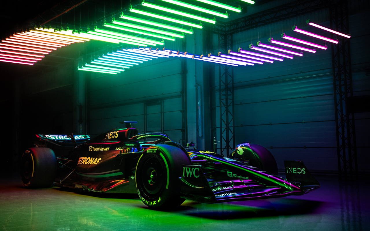 Гоночный автомобиль Mercedes-AMG F1 W14