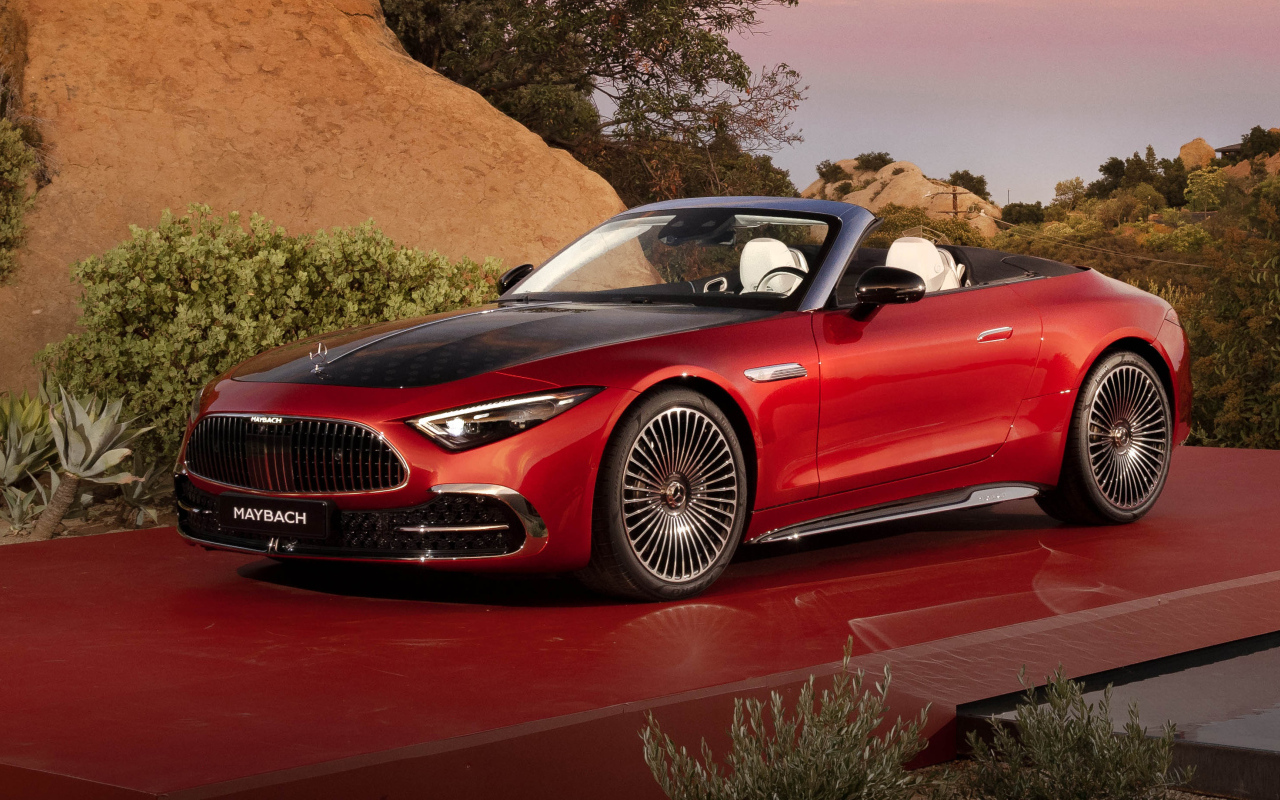 Красный автомобиль Mercedes-Maybach SL 680 Monogram Series 2024 года