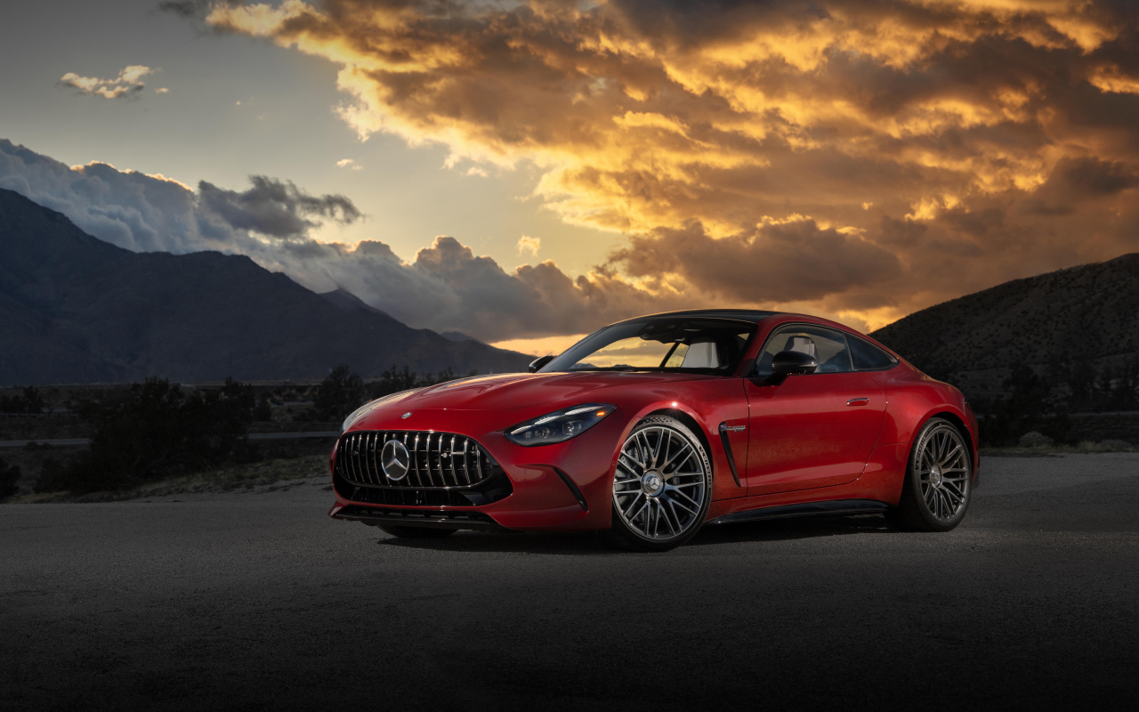 Красный автомобиль Mercedes-AMG GT 63 4MATIC+ 2024 года на закате