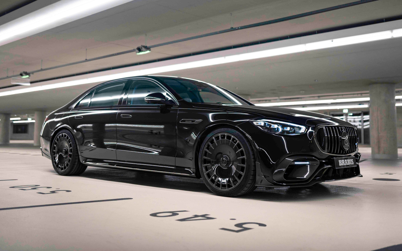 Стильный черный автомобиль Mercedes-AMG S 63 E Performance Brabus 930