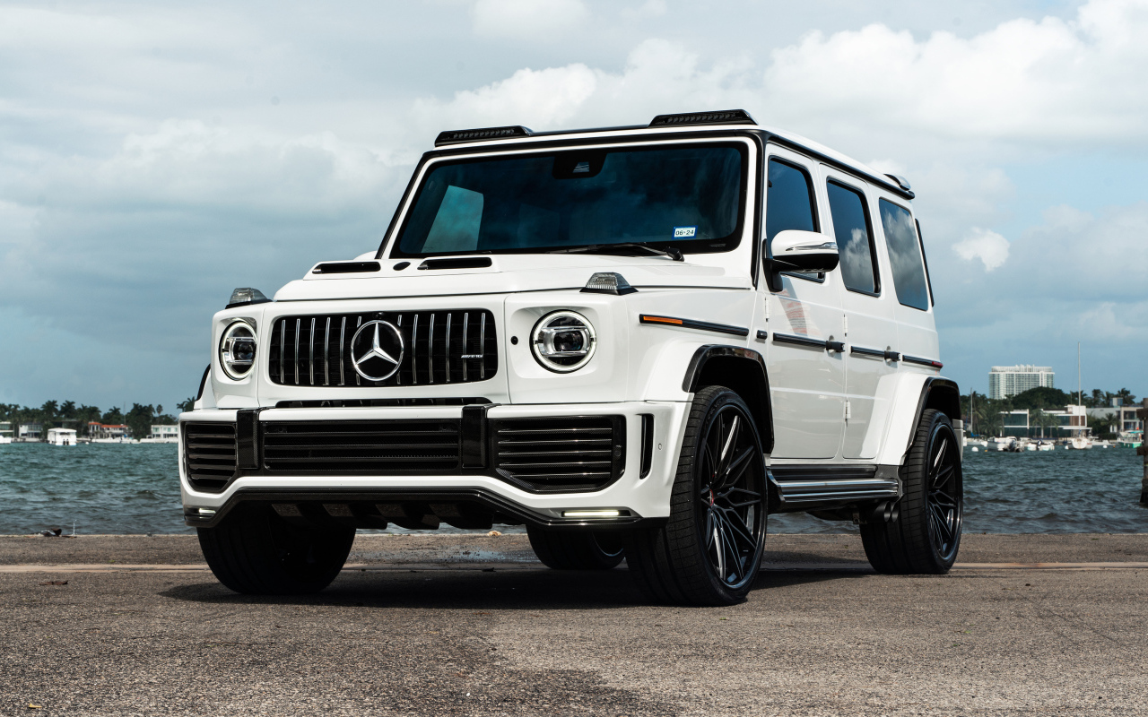 Белый автомобиль Urban Automotive Mercedes-AMG G 63 2024 года