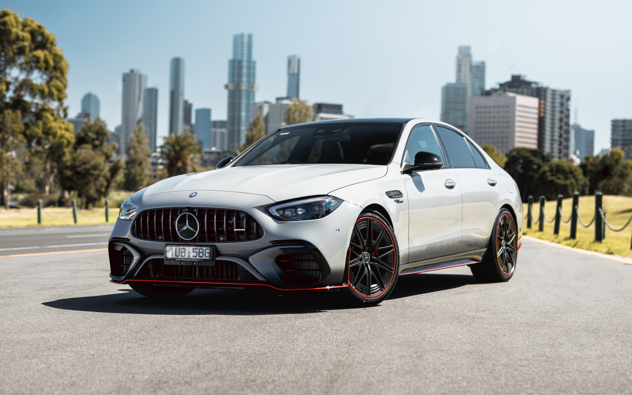 Белый автомобиль  Mercedes-AMG C 63 S E Performance F1 Edition 2024 года