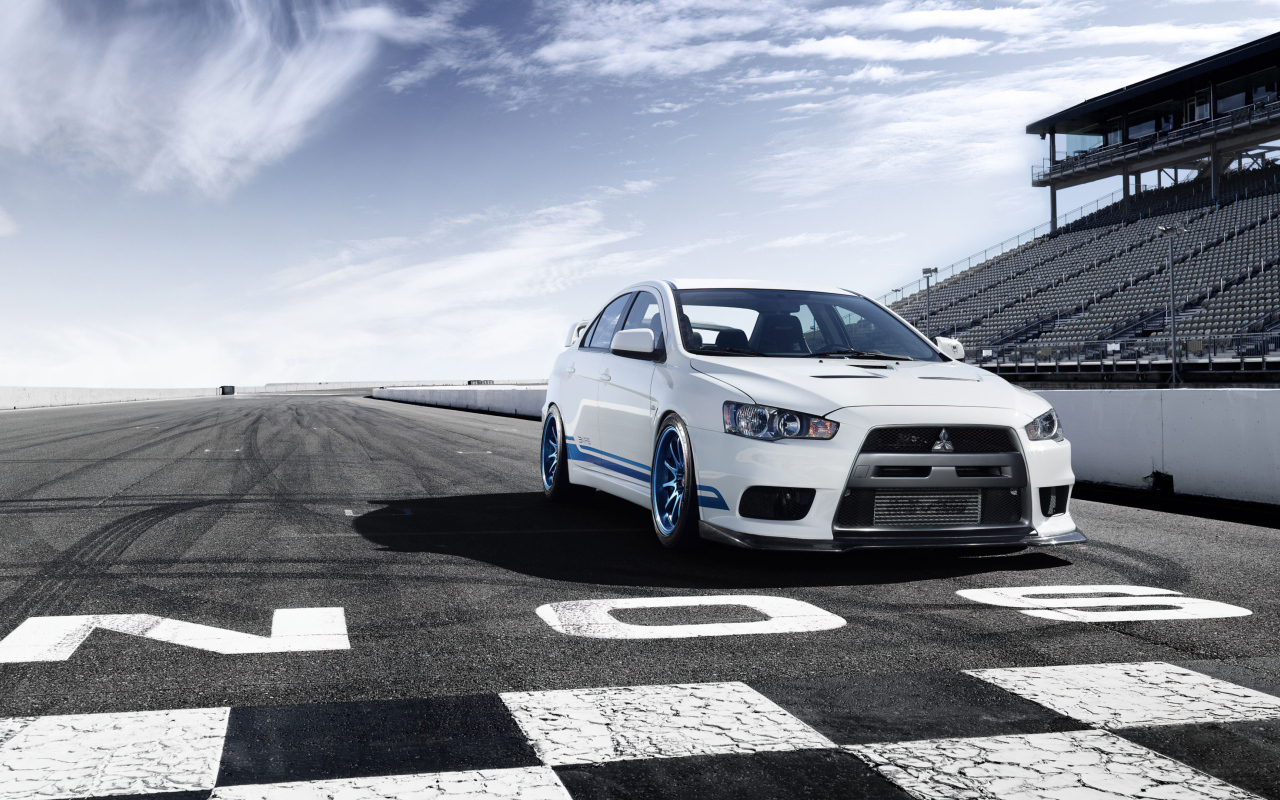 Белый автомобиль Mitsubishi Lancer Evolution JDM