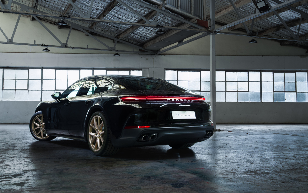 Вид сзади на автомобиль Porsche Panamera 2024  года