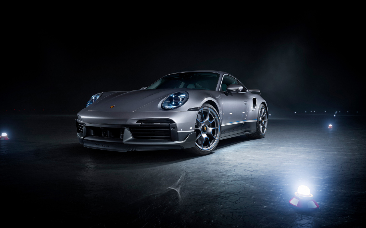 Быстрый серебристый автомобиль Porsche 911 Turbo S