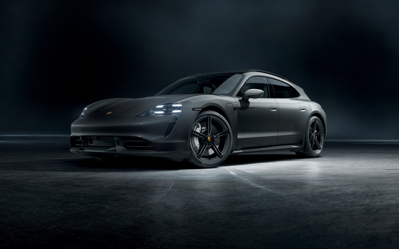 Серый автомобиль Porsche Taycan вид спереди