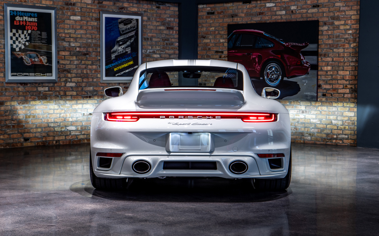 Автомобиль Porsche 911 Sport Classic вид сзади