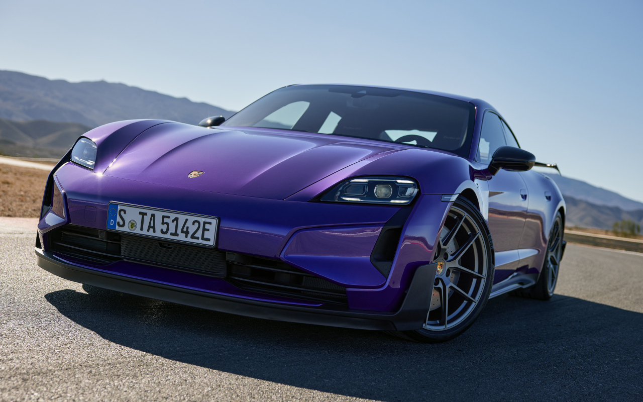 Фиолетовый автомобиль  Porsche Taycan Turbo GT Weissach Package 2024 года