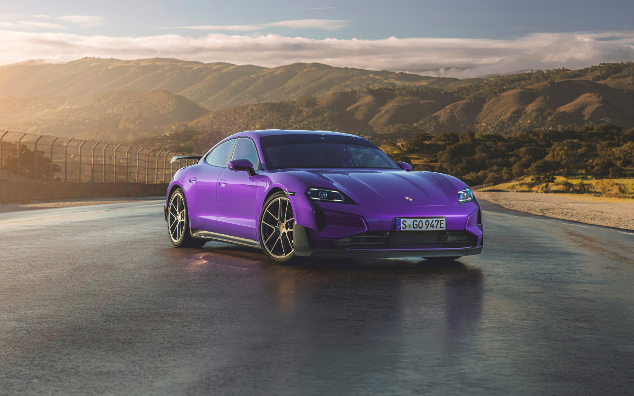 Фиолетовый автомобиль Porsche Taycan Turbo GT Weissach Package 2024 года вид спереди