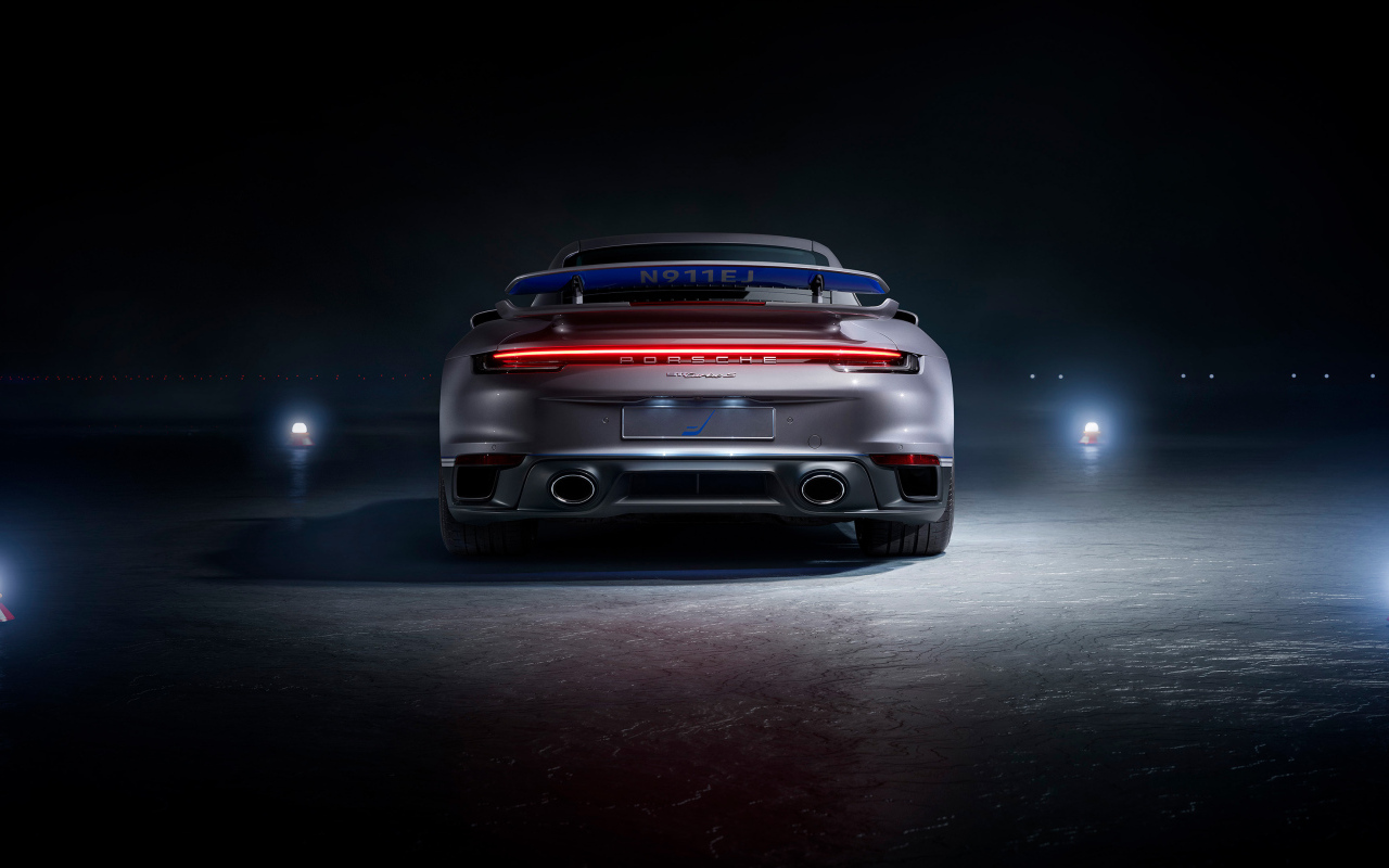 Вид сзади на автомобиль Porsche 911 Turbo S