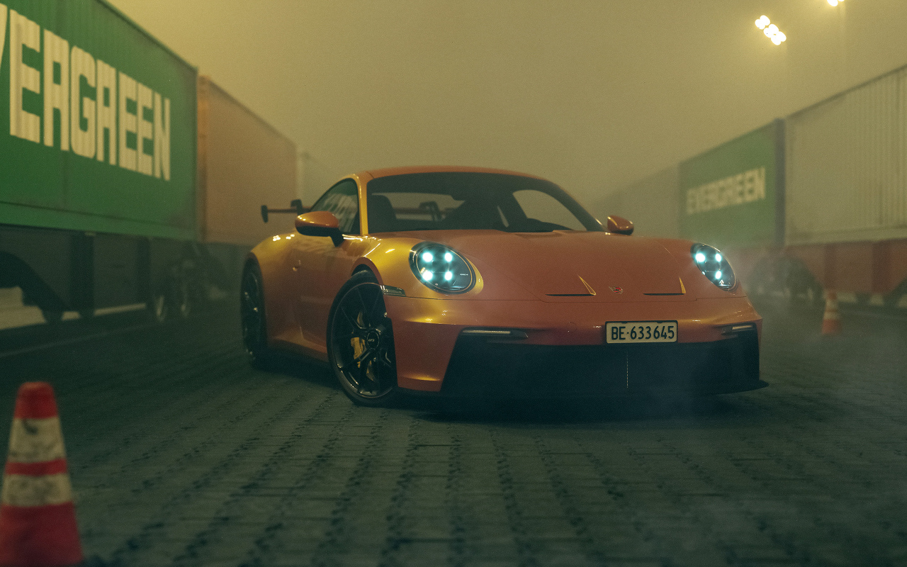 Красный автомобиль Porsche 911 GT3 CGI  в порту