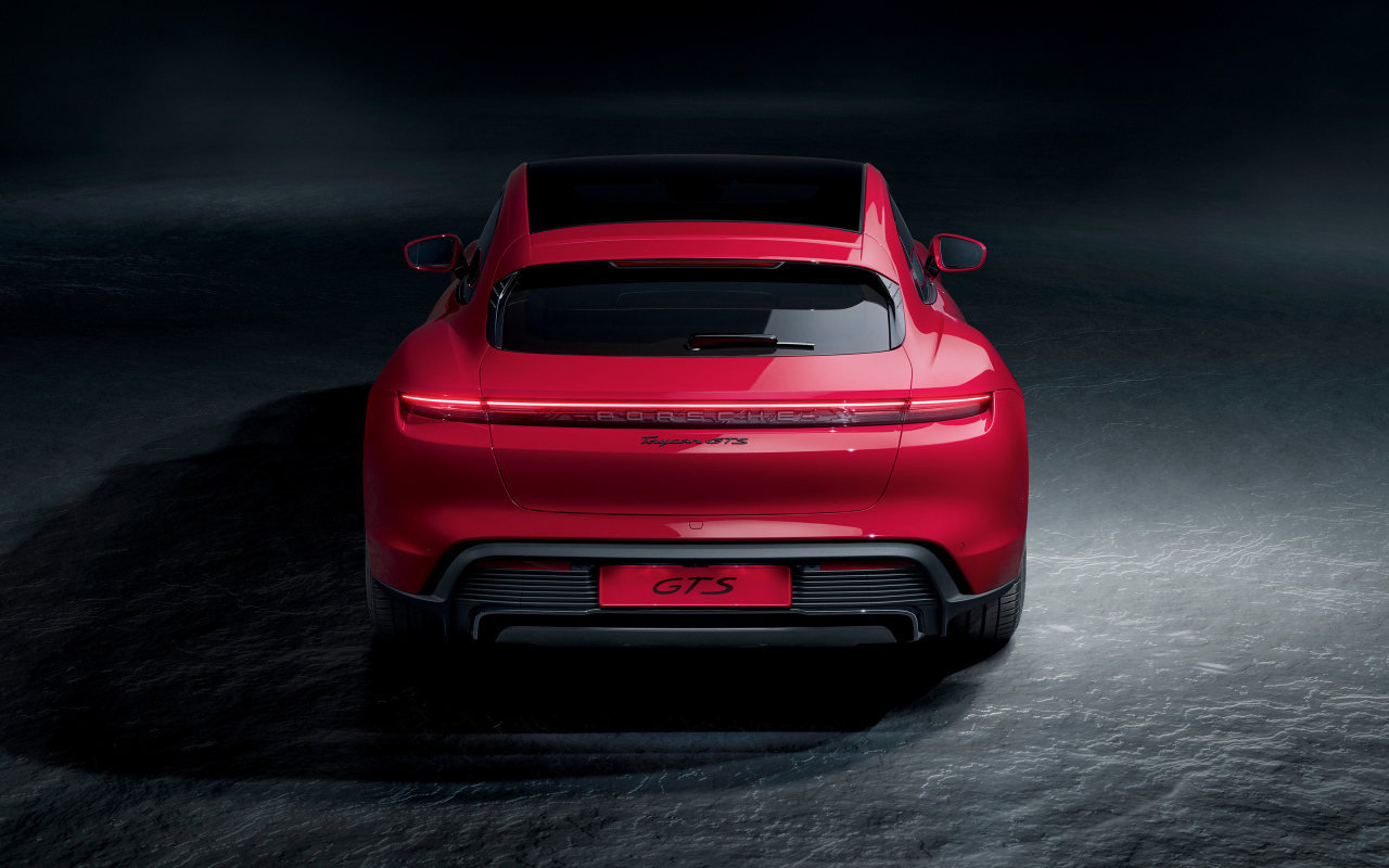 Красный автомобиль Porsche Taycan GTS  вид сзади