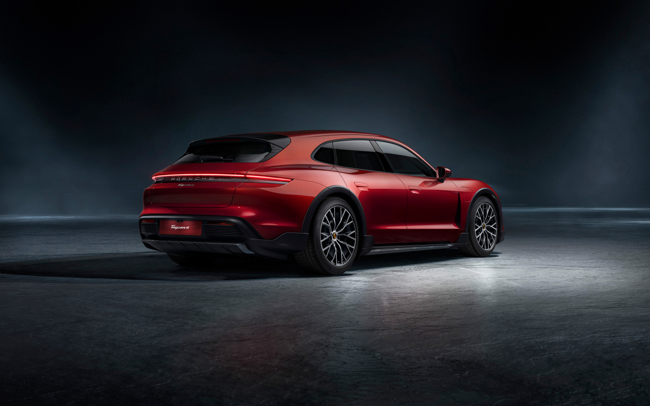 Красный автомобиль Porsche Taycan вид сзади