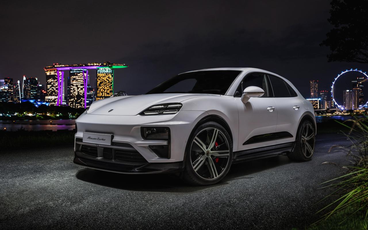 Внедорожник Porsche Macan Turbo 2024 года на фоне ночного города