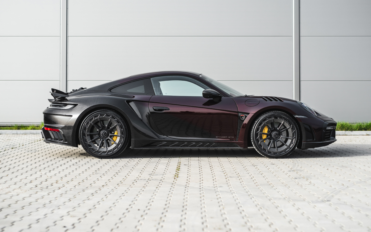 Вид сбоку на автомобиль TopCar Porsche 911 Turbo S Stinger GTR Stealth Edition