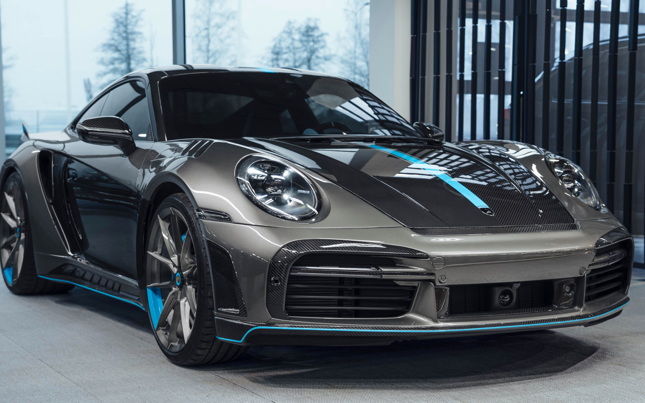 Серебристый автомобиль Porsche 911 Turbo S Stinger GTR