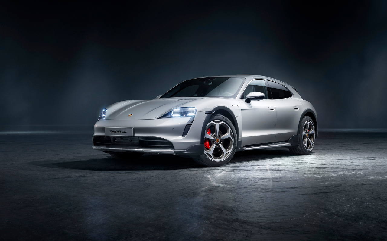 Серебристый автомобиль Porsche Taycan