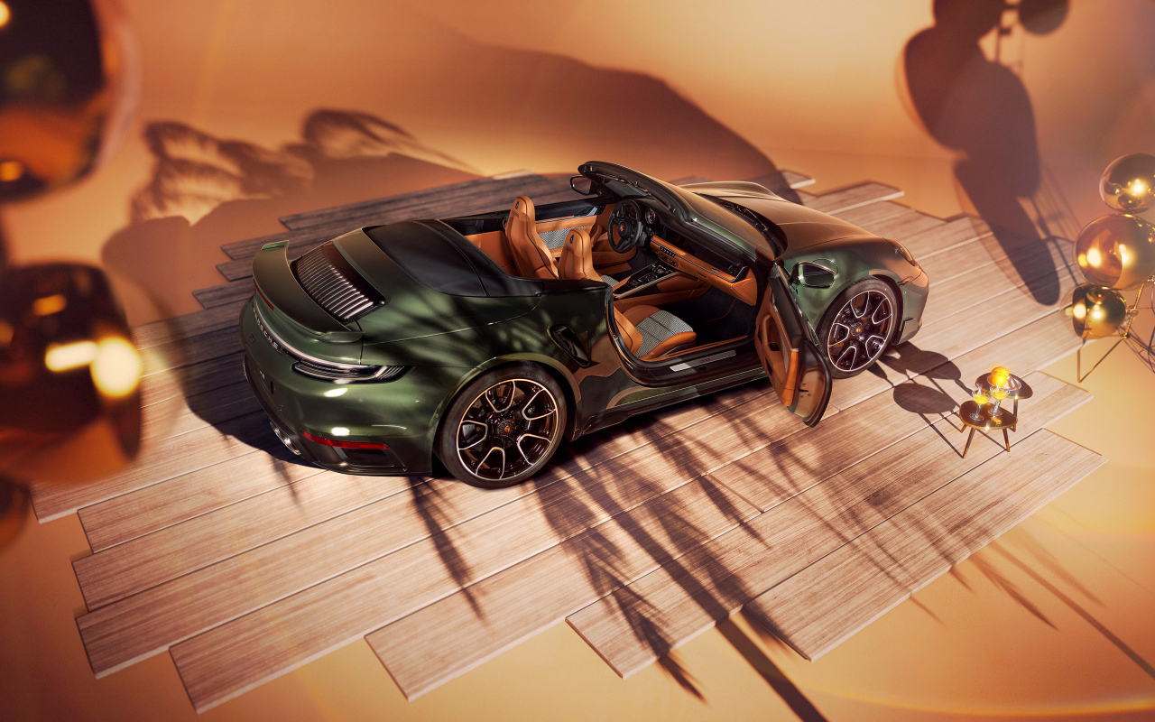 Вид сверху на автомобиль Porsche 911 Turbo S Cabriolet