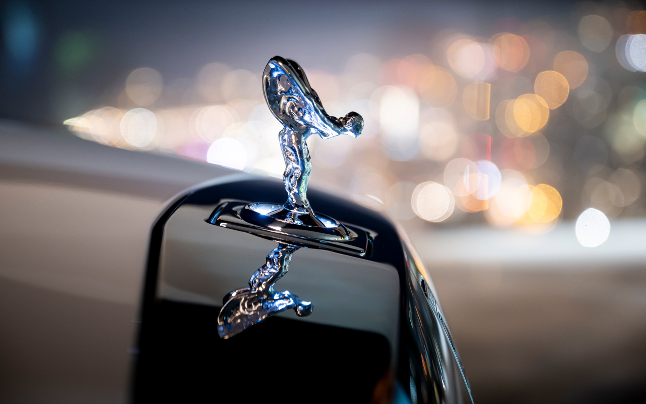 Красивое украшение на капоте автомобиля Rolls-Royce Spirit