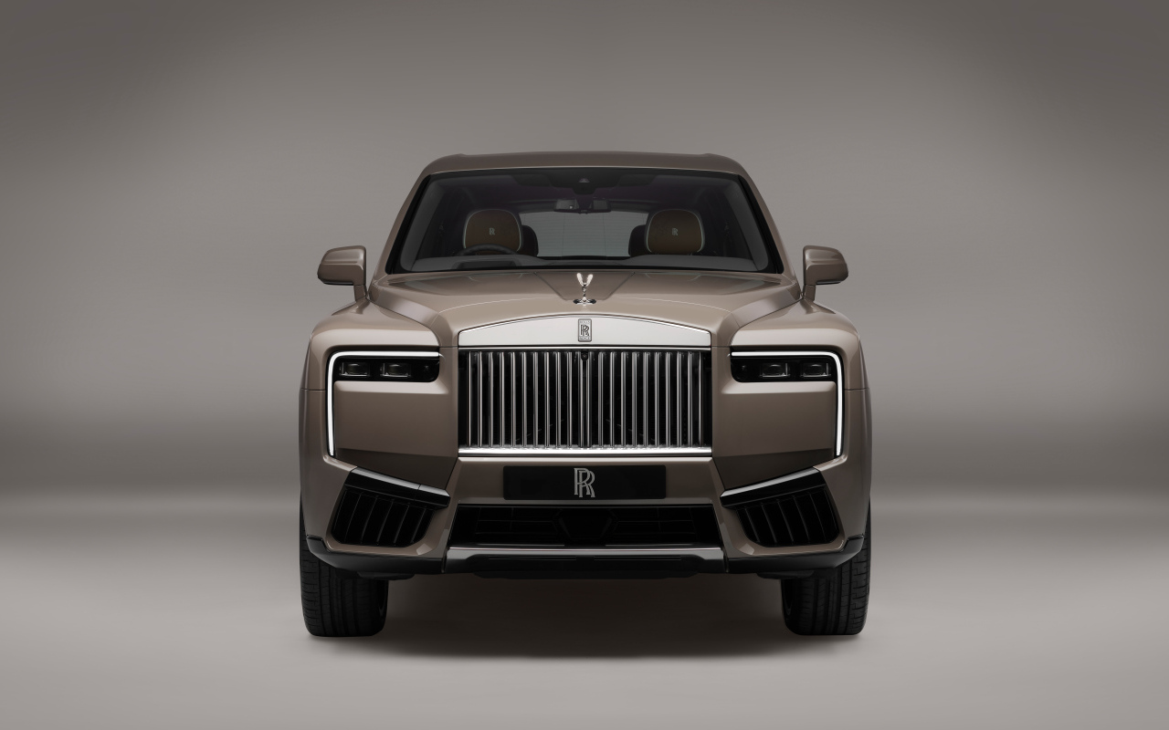Вид спереди на автомобиль Rolls-Royce Cullinan Series II 2024 года