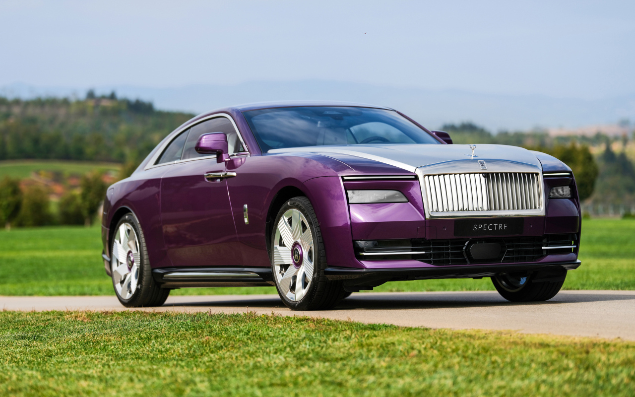 Сиреневый автомобиль Rolls-Royce Spectre
