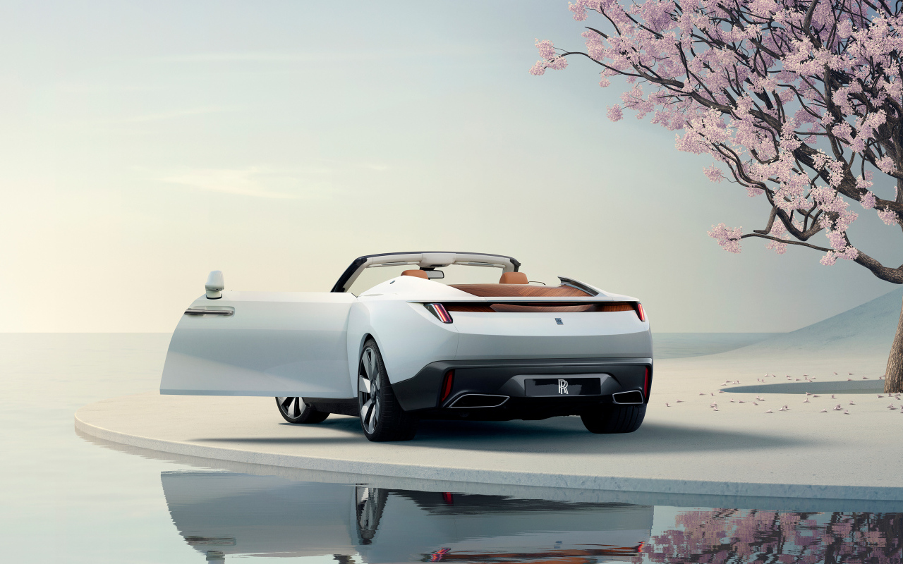 Вид сзади на автомобиль Rolls-Royce Arcadia Droptail с  открытыми дверями