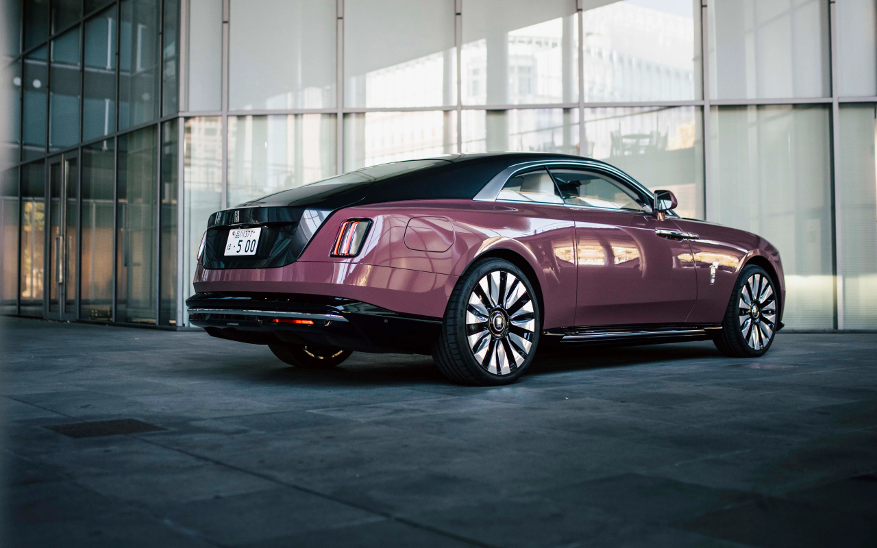 Вид сзади на автомобиль Rolls-Royce Spectre 2024 года