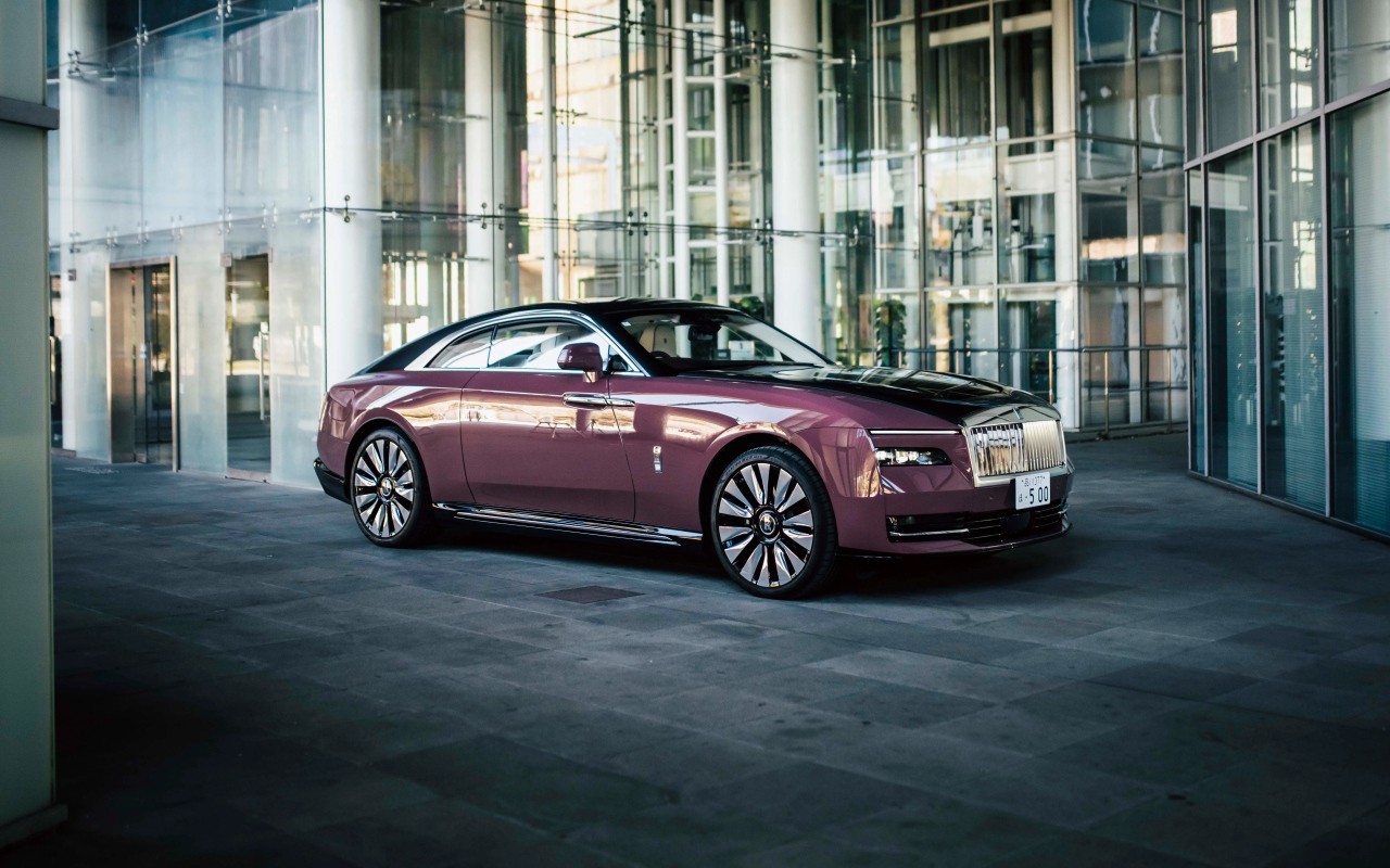 Автомобиль Rolls-Royce Spectre 2024 года у здания