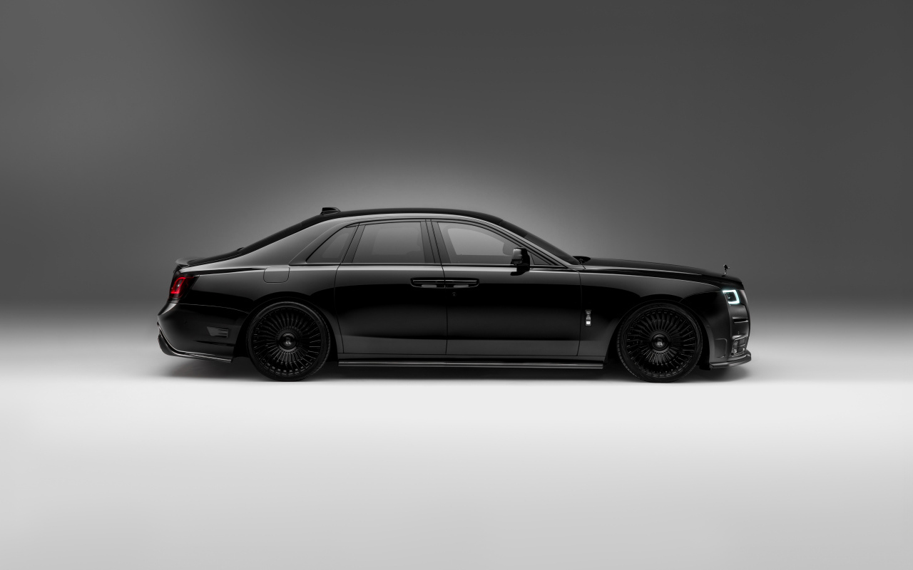 Вид сбоку на черный автомобиль Rolls-Royce Ghost