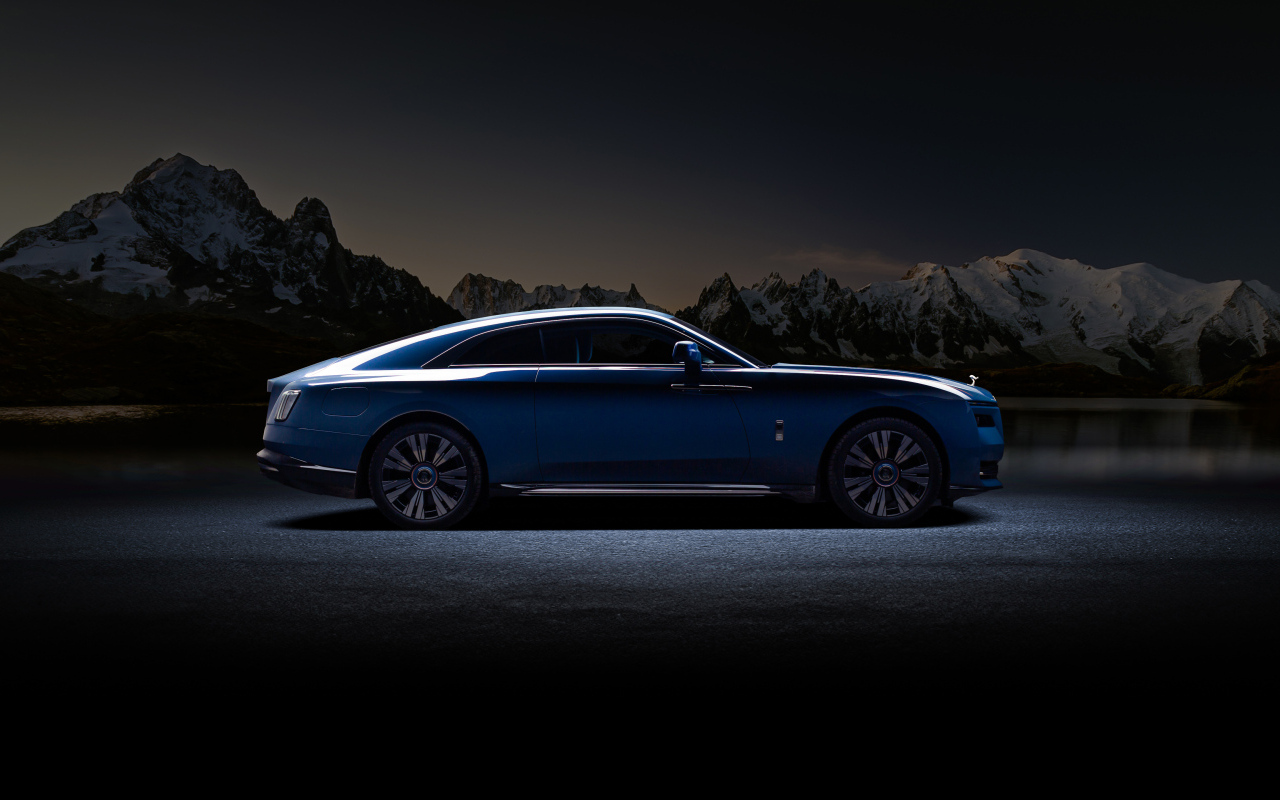 Вид сбоку на автомобиль Rolls-Royce Spectre