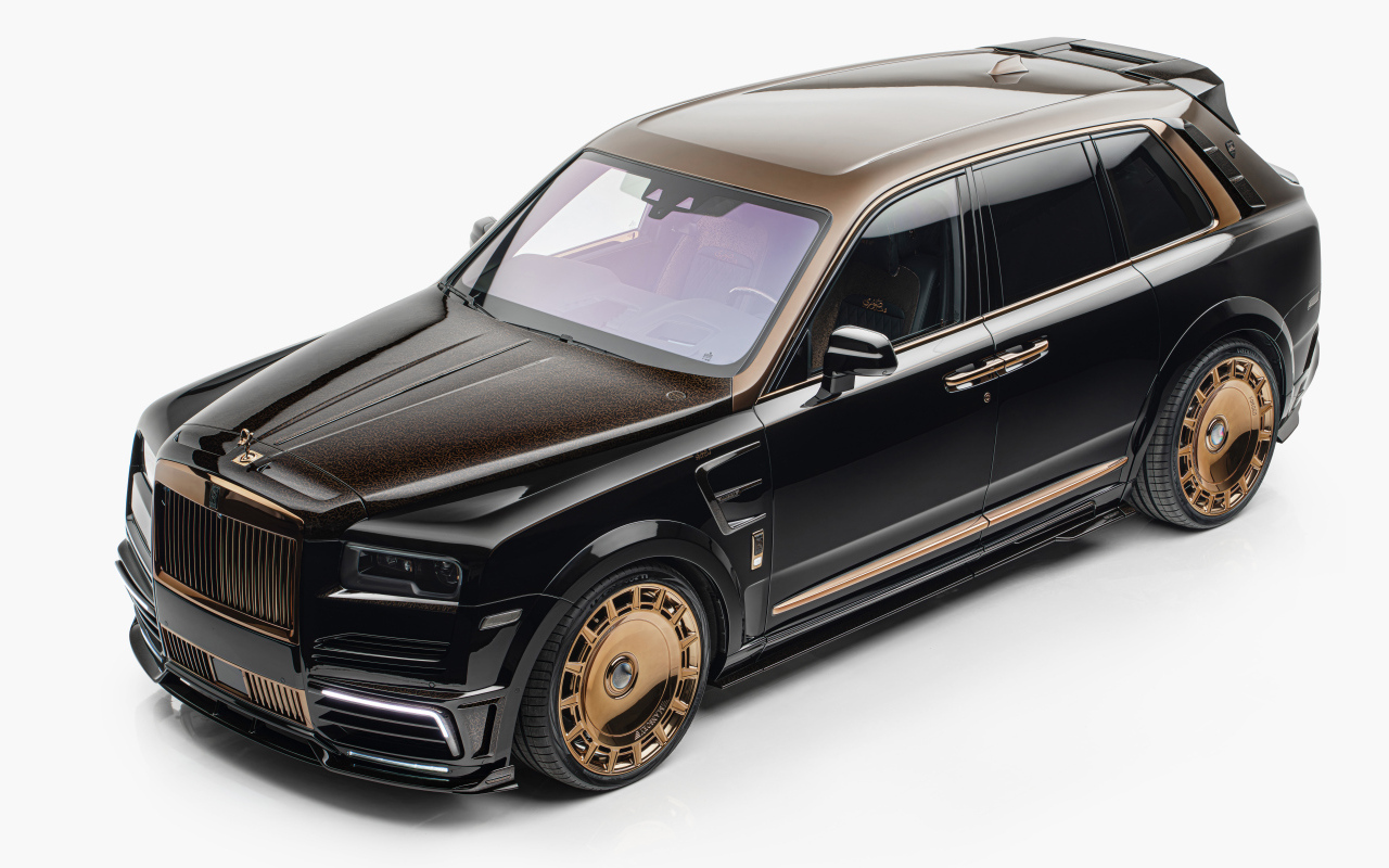 Вид сверху на черный автомобиль Mansory Rolls-Royce Cullinan LINEA DArabo 2024 года