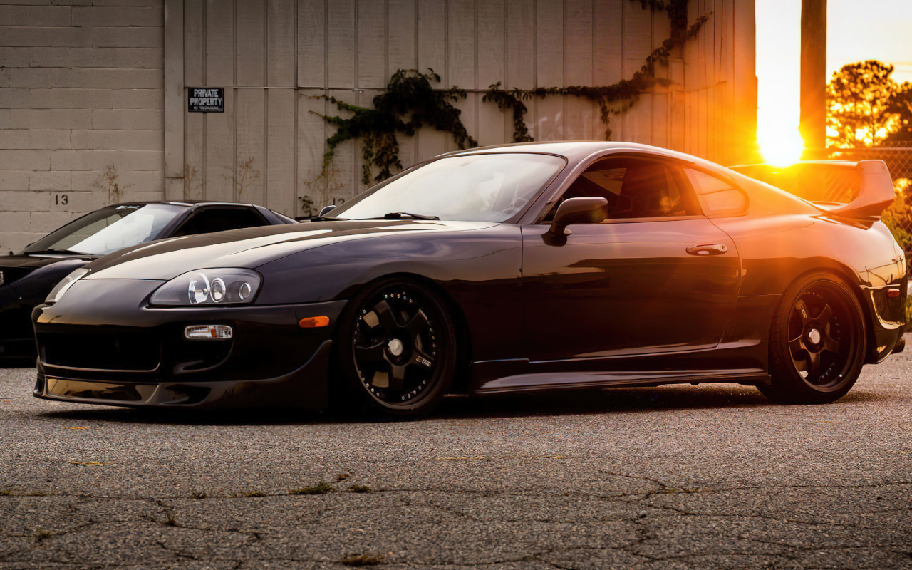Черный автомобиль Toyota Supra Classic в лучах солнца