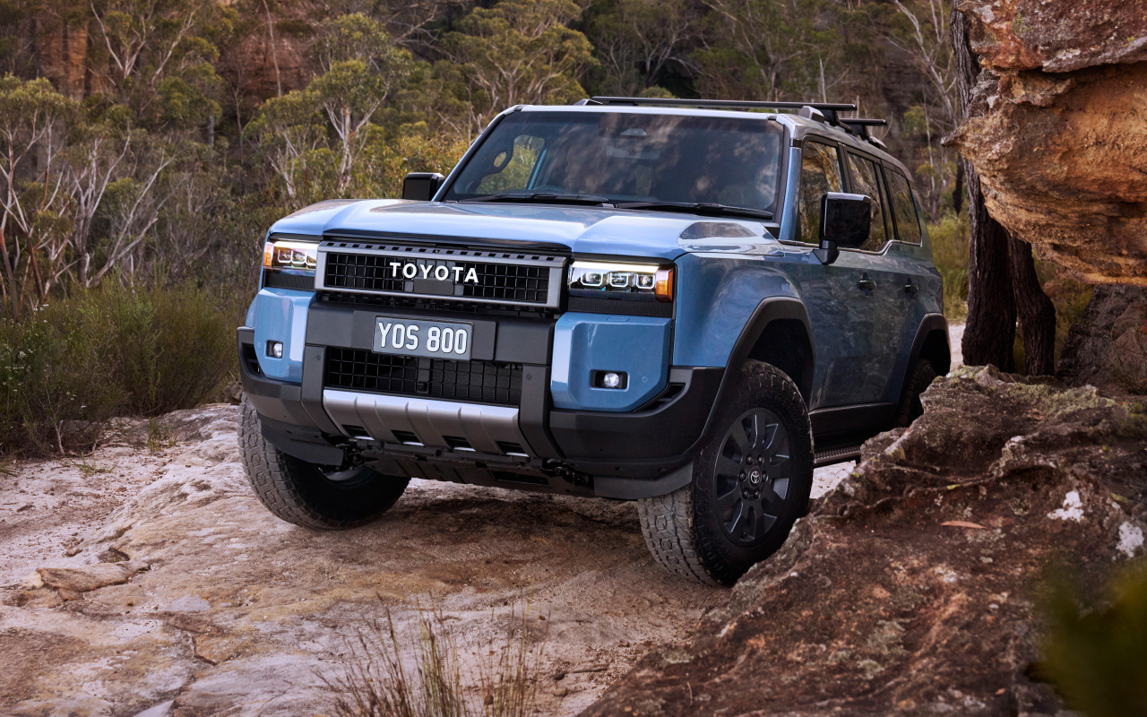 Синий внедорожник Toyota Land Cruiser Prado Altitude 2024  года