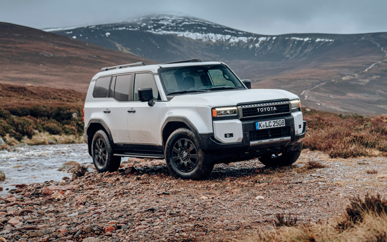 Внедорожник Toyota Land Cruiser в горах