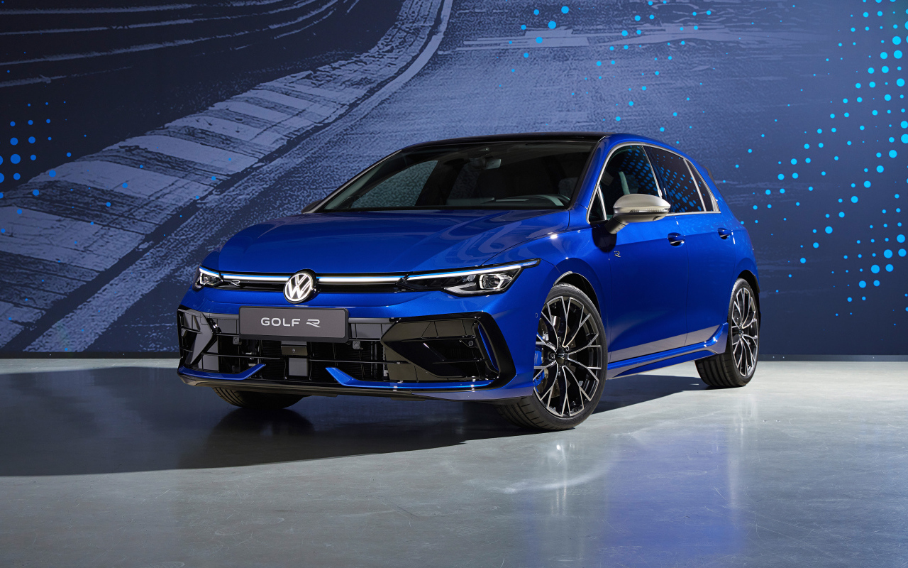 Синий Volkswagen Golf R 2024 года
