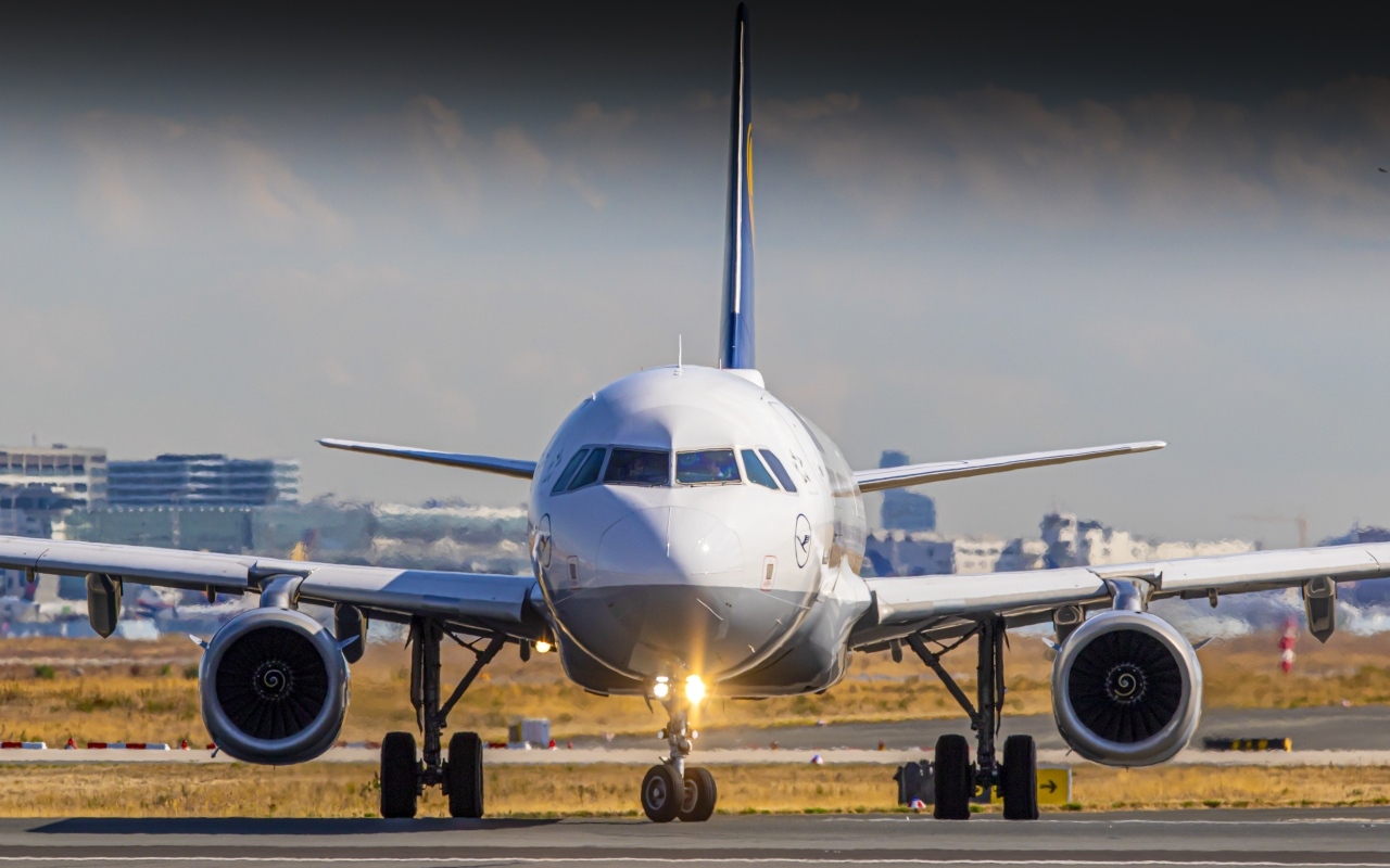 Большой пассажирский аэробус готовится к взлету