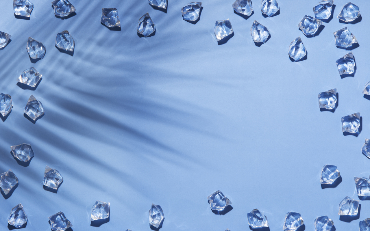 Кусочки холодного льда на голубом фоне