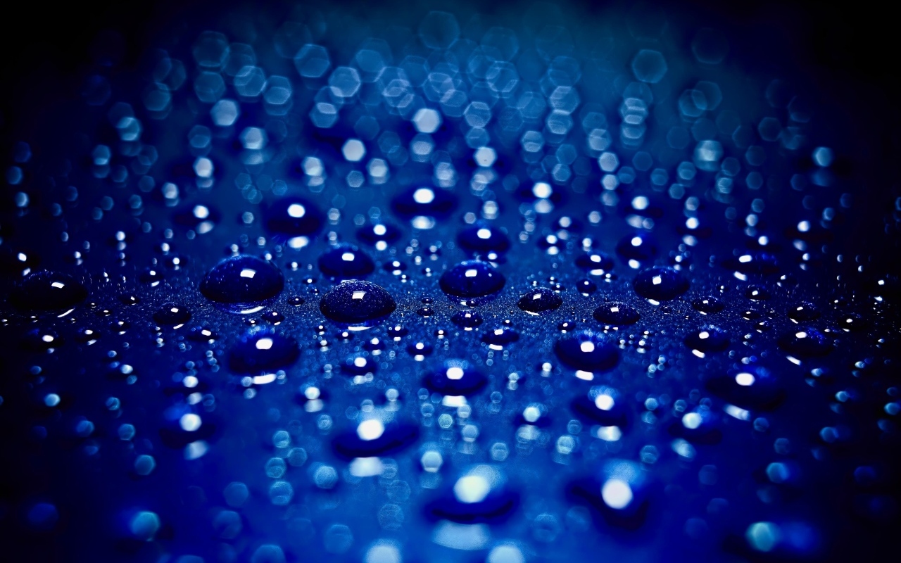 Мелкие капли воды на синем фоне