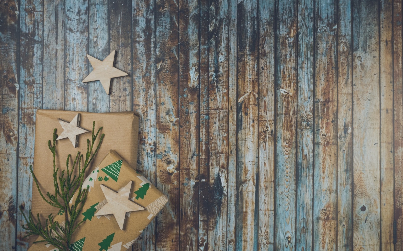 Два подарка на деревянном фоне