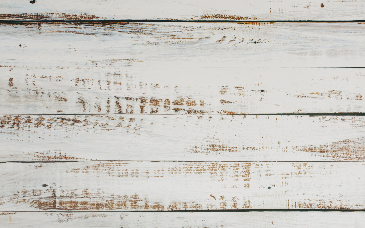 Окрашенная белой краской деревянная поверхность