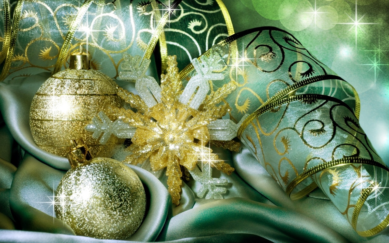 Игрушки с лентой и снежинками на Рождество 2025