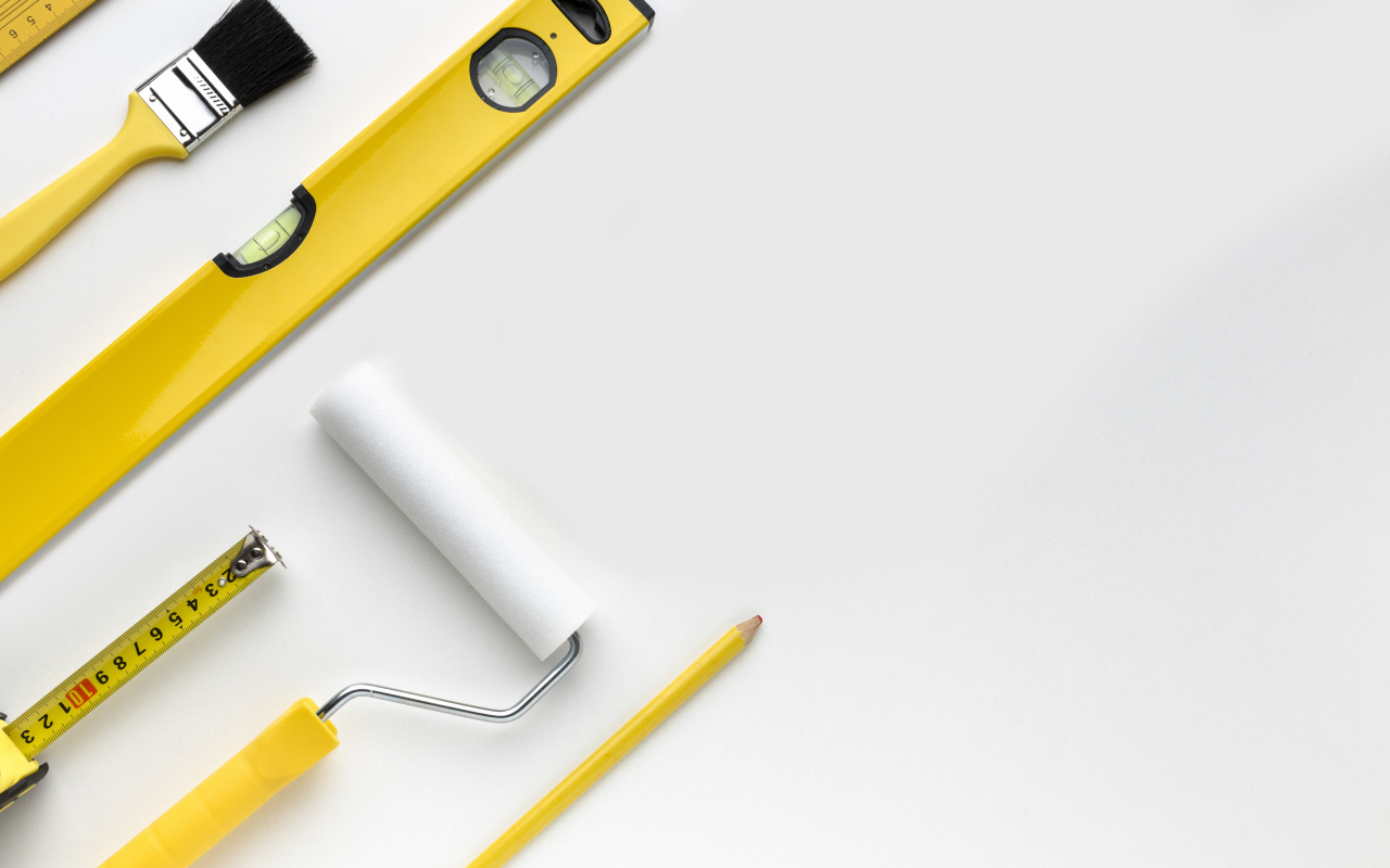 Строительные инструменты на белом фоне