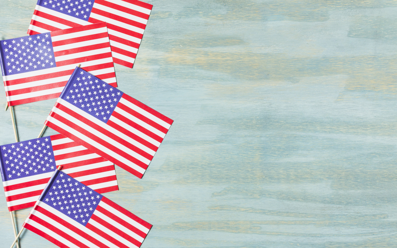 Много флагов Америки на голубом фоне