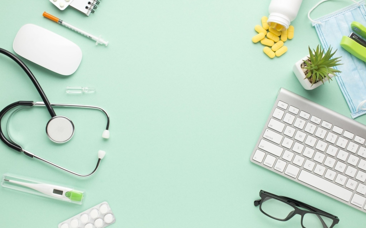 Медикаменты и инструменты на голубом фоне