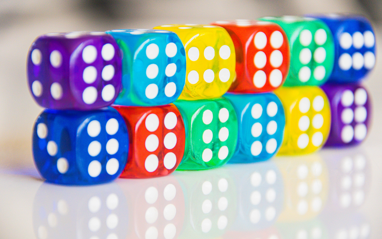 Разноцветные игральные кости на столе